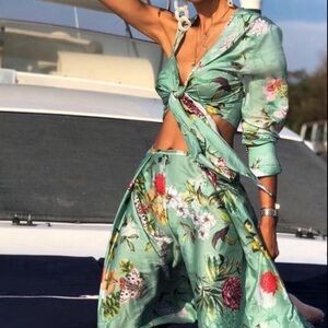 ISLA & WHITE cropped Floral Blouse